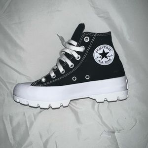 Brand New
Women's US Size 7
Fits true to size
Offers welcome
Sold out online